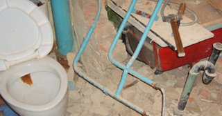 Профессиональный демонтаж перегородки ванной и туалета в Гуково - от 571 рублей